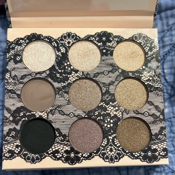 Eye shadow palettes, blushes, bronzers. New never used. - Picture 8 of 8